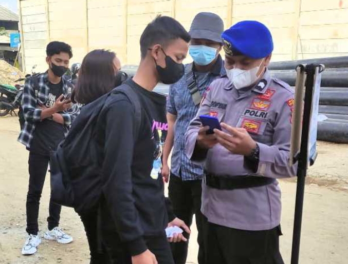 Liburan Imlek, 233 Penumpang Kapal Ke Pulau Seribu Scan Barcode PeduliLindungi di Pelabuhan Kaliadem