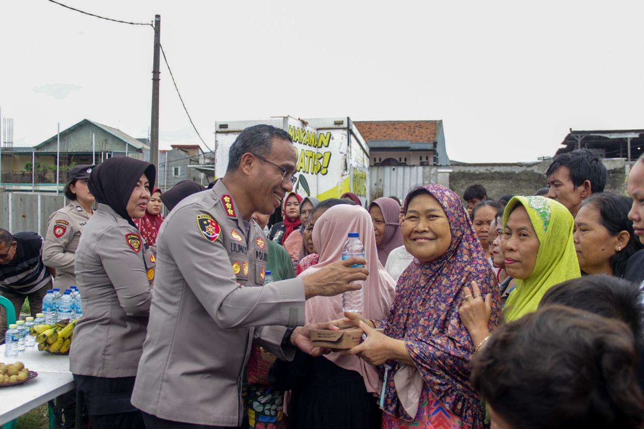 Polres Metro Jakarta Timur Bagikan 300 Nasi Box Gratis untuk Warga