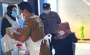 Cegah Sebaran Cluster Sekolahan, Polsek Kep Seribu Utara Giat Testing Swab Antigen COVID19 di Pulau Harapan