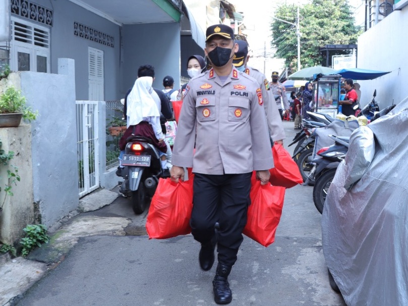 Polda Metro Jaya Gelar Baksos Bagi Warga Terdampak Banjir