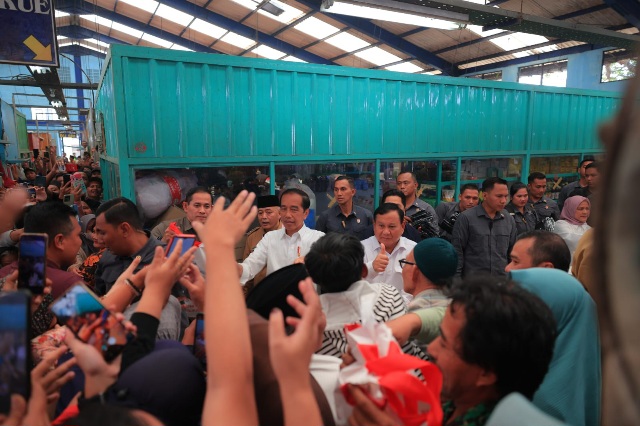 Blusukan Bareng Jokowi di Malang, Prabowo Diserbu Swafoto Para Pedagang Pasar Bululawang