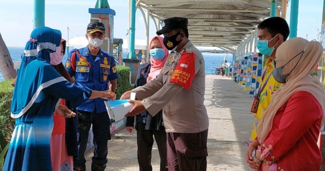 Himbau dan Bagikan Masker, Polsek Kep Seribu Selatan Hampiri Warga Secara Door to Door