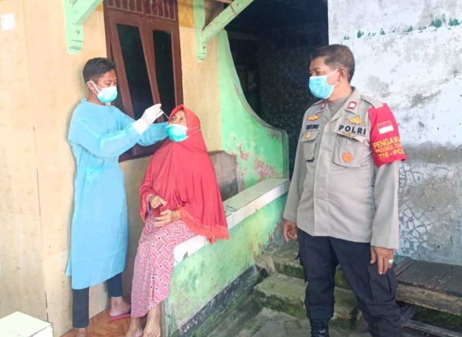 Cegah Sebaran COVID19, Polsek Kep Seribu Utara Giatkan Tracing dan Testing Swab Antigen Door to Door ke Warga Kontak Erat Pasien