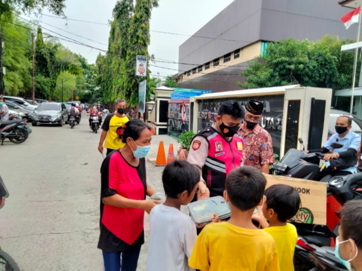 Jumat Barokah, Polsek Pademangan Bagikan 100 Paket Nasi Box ke Warga Tak Mampu