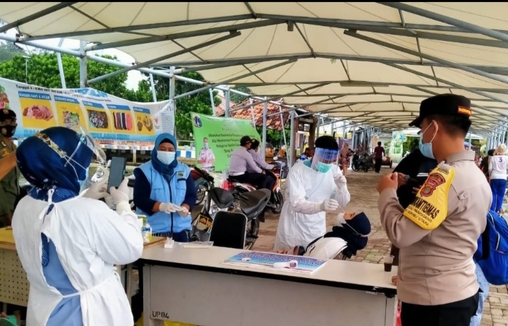 Cegah Covid 19, 8 Posko KTJ Polres Kep Seribu Terus Rapid Tes Warga di Dermaga Kedatangan