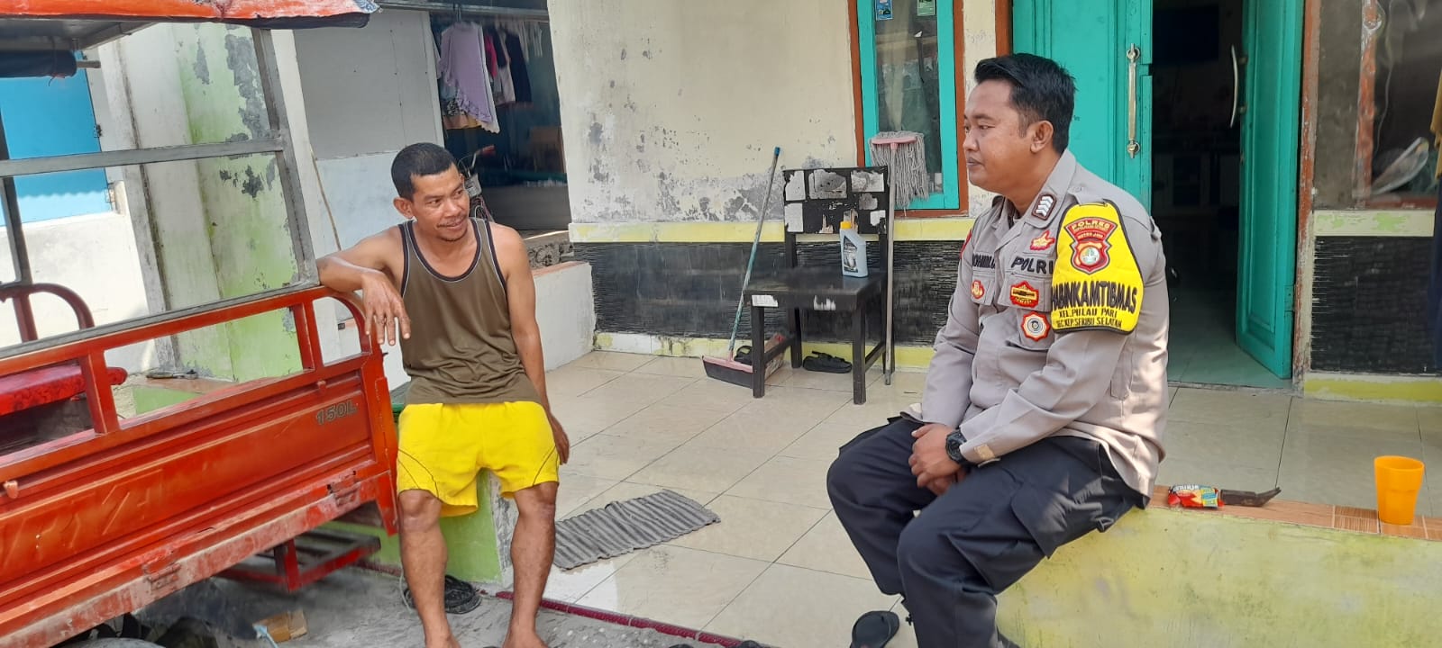Bhabinkamtibmas Pulau Pari Sambangi Warga, Bekerja Sama dalam Peningkatan Keamanan dan Ketertiban