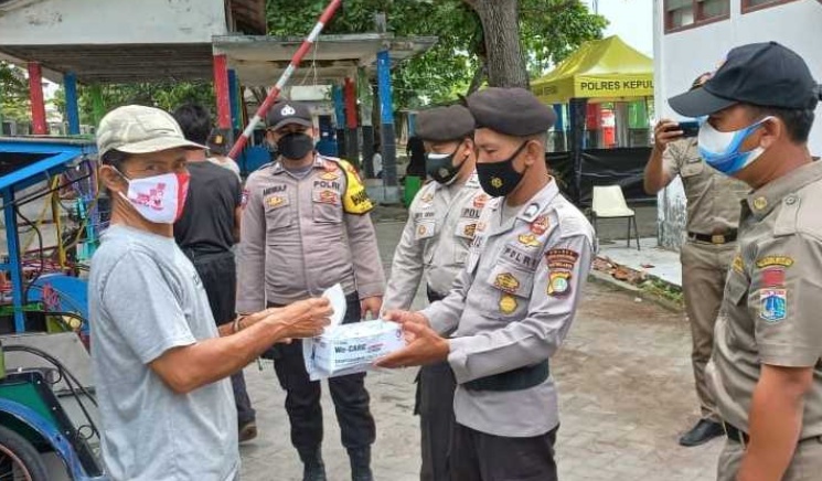 Ajak Warganya Taat ProKes, Polsek Kep Seribu Selatan Bagikan 650 Masker ke Warga Yang Berada di Ruang Publik