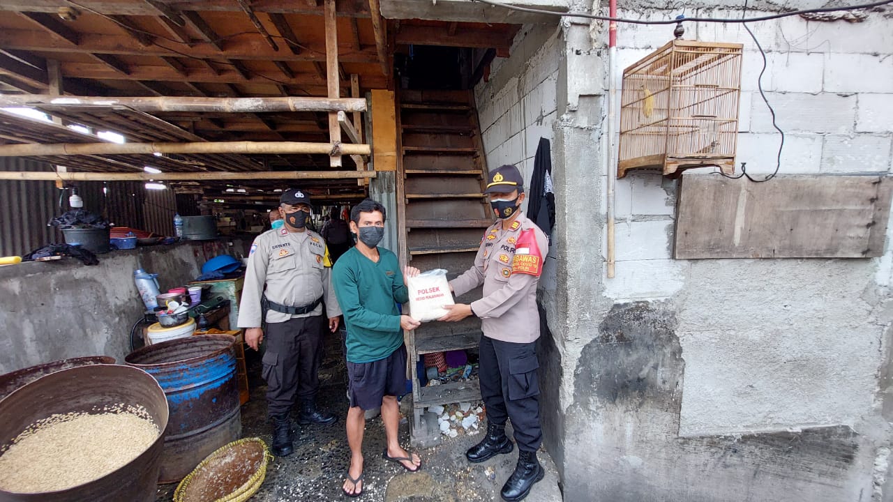 Jumat Barokah, Polsek Penjaringan Bagikan Paket Beras dan Masker ke Warga Terdampak Covid-19