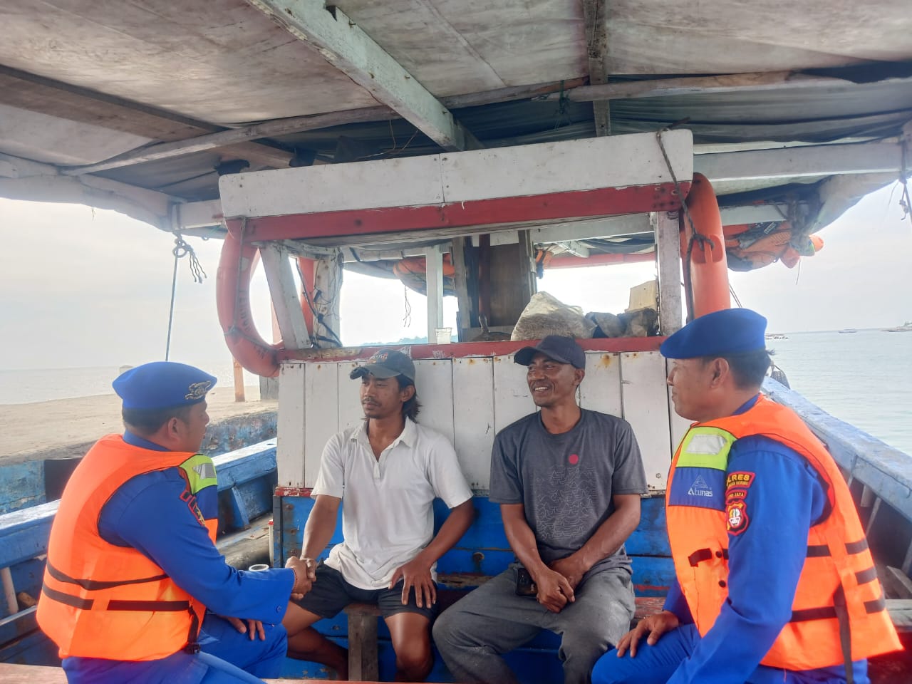 Satpolairud Polres Kepulauan Seribu Patroli Dialogis Laut, Antisipasi Kejahatan dan Sosialisasikan Layanan 110 demi Wisata Aman