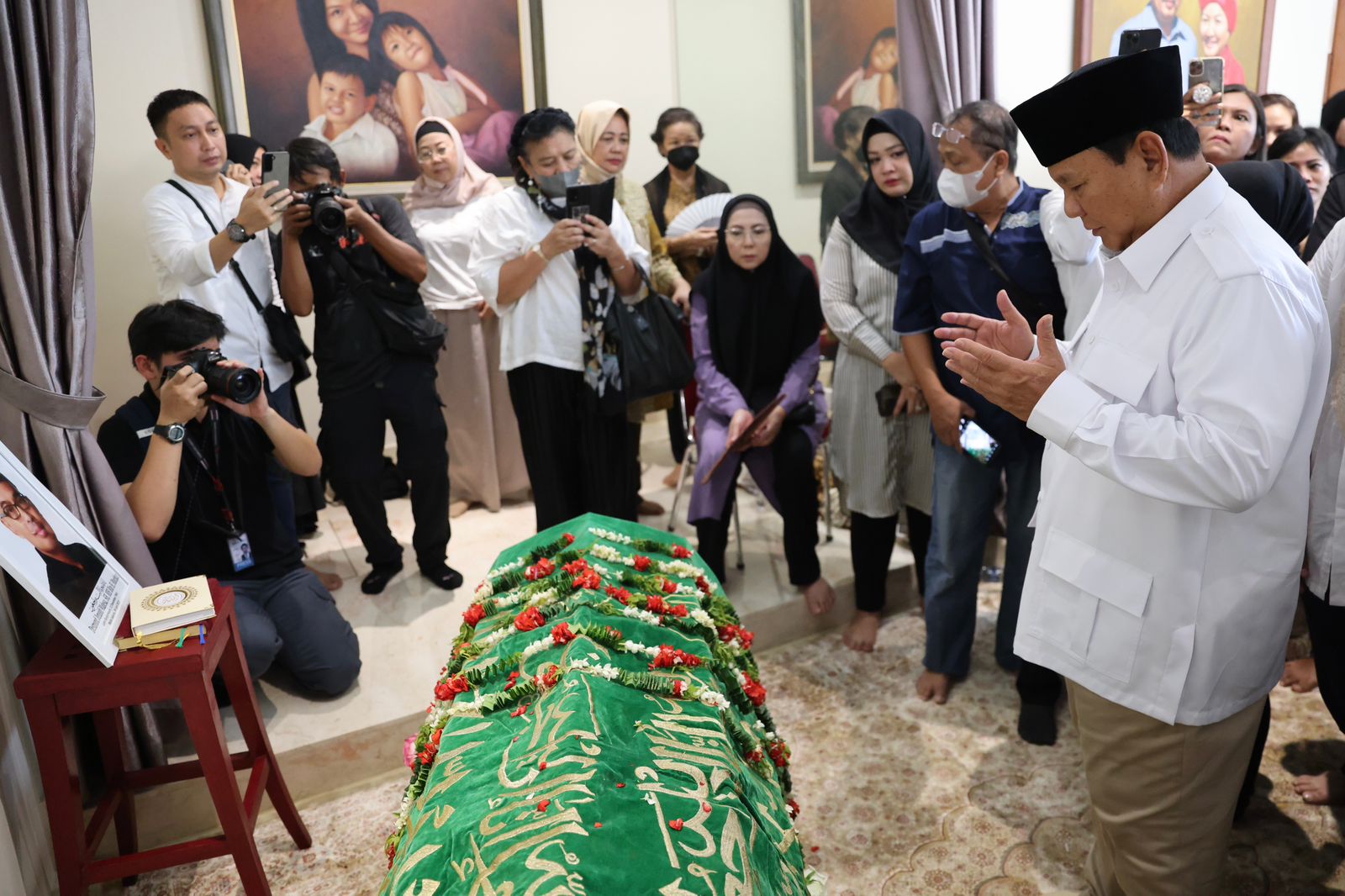 Prabowo Takziah ke Rumah Duka Desmond J Mahesa