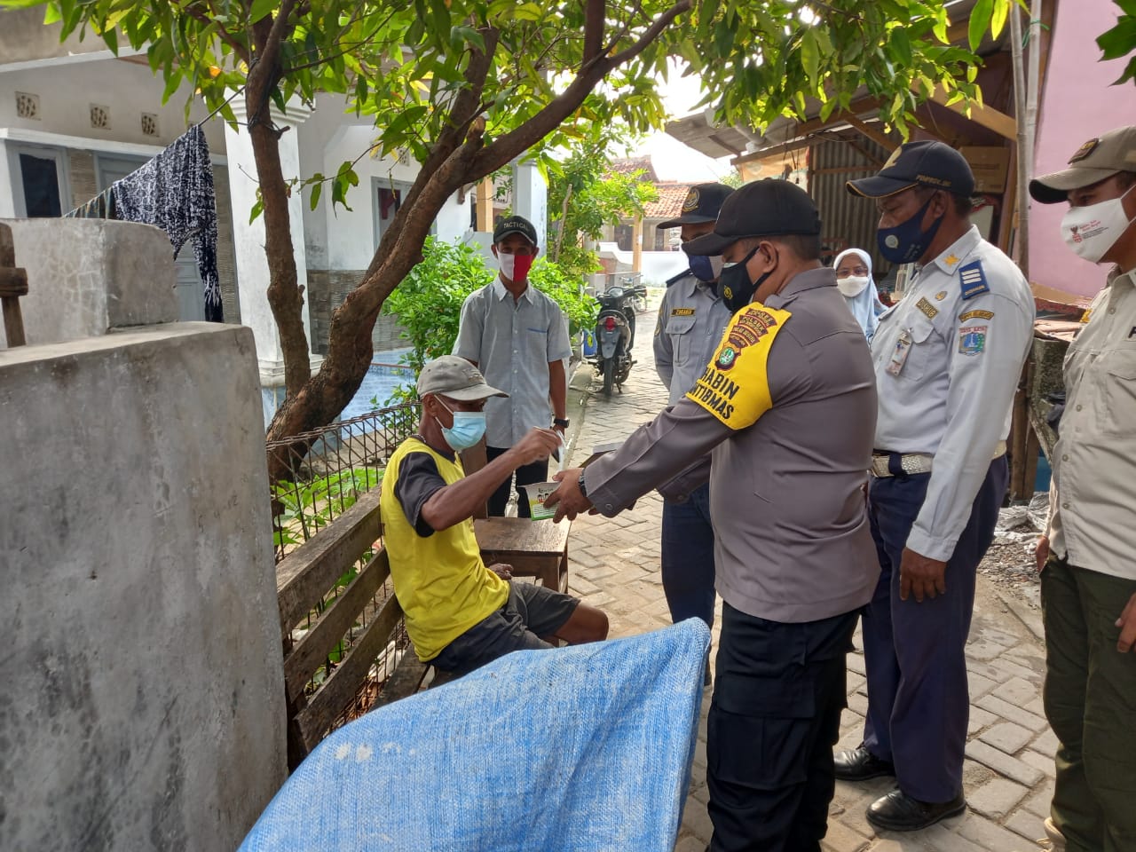 Sambangi Warga, Polres Kep Seribu Himbau ProKes dan Bagikan 1.500 Masker