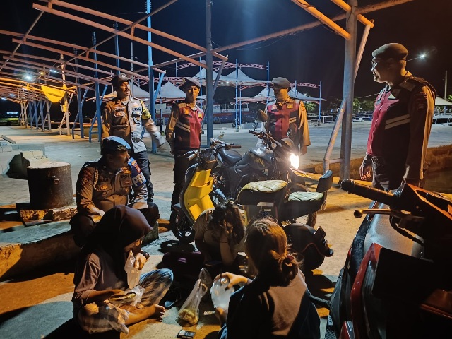 Polisi Baik! Patroli Malam Polsek Kepulauan Seribu Utara Himbau Remaja Tidak Main Judi Online