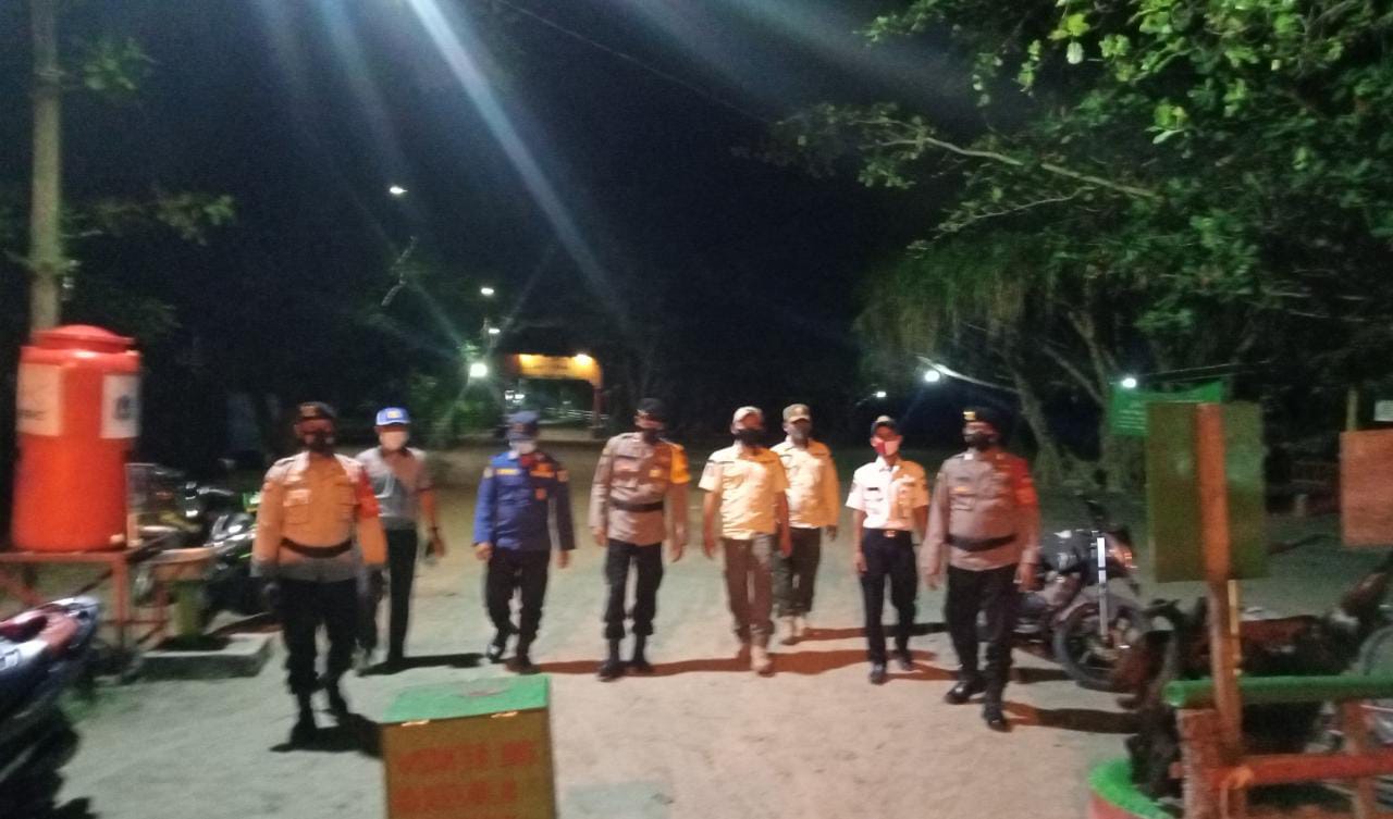 Pospam Ops Lilin Jaya 2021 di Wilayah Kep Seribu Selatan Patroli Malam Hari Sampaikan Himbauan Taat ProKes
