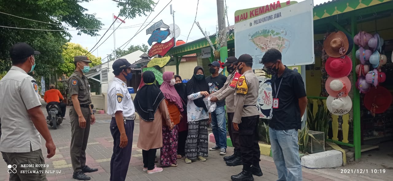 1.400 Masker dibagikan Polres Kep Seribu bersama Polsek Jajaran ke Warga Sebagai Upaya Cegah COVID-19
