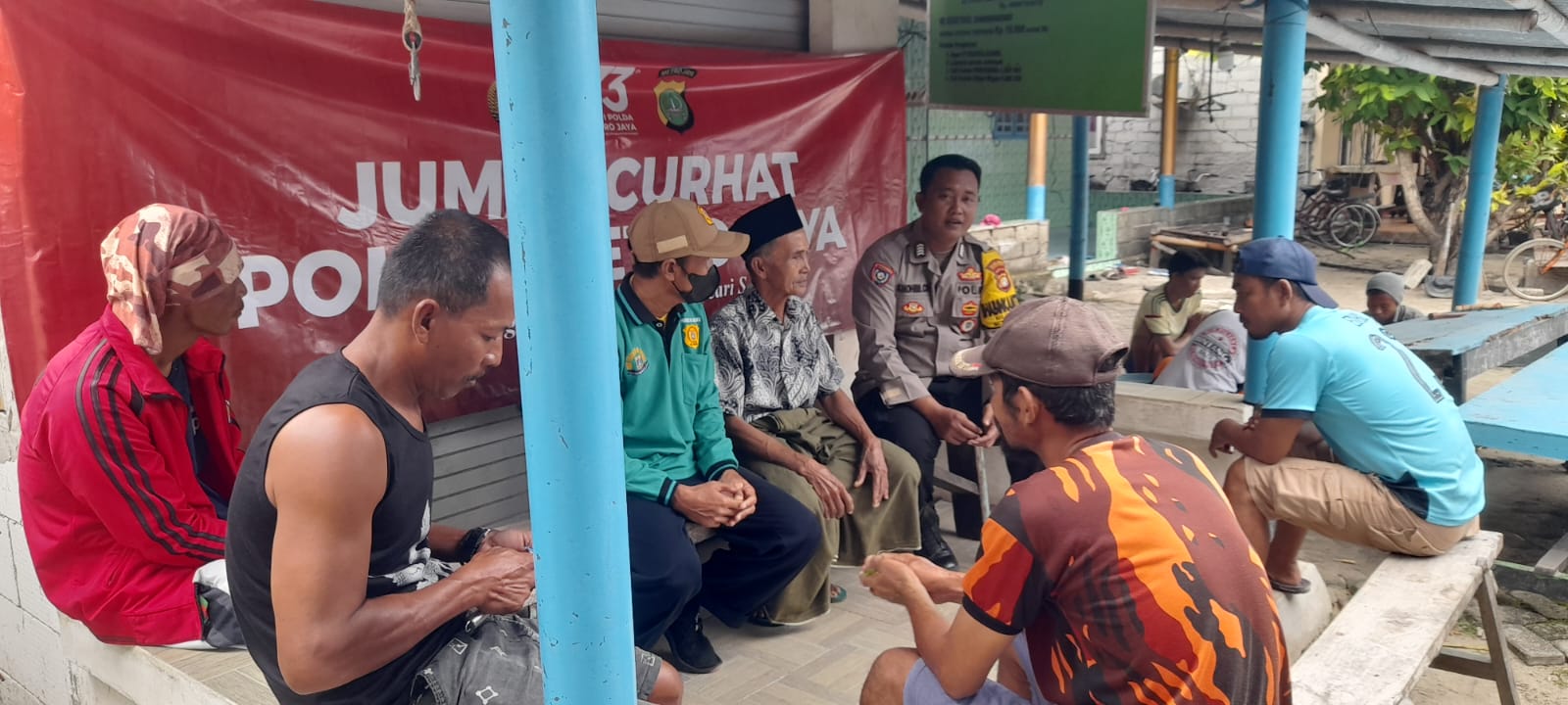 Bhabinkamtibmas Pulau Pari Dengarkan Keluhan Masyarakat Dalam Giat Jumat Curhat
