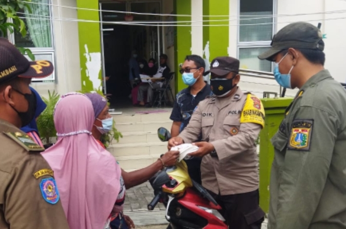 Bagikan 550 Masker dan Sampaikan Himbauan Prokes, Polsek Kep Seribu Utara Sambangi Warga Secara Door to Door