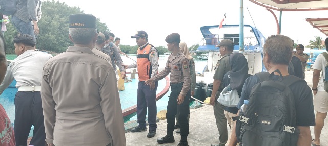 Polisi Baik Polsek Kepulauan Seribu Utara Bantu Penumpang di Dermaga Pulau Pramuka