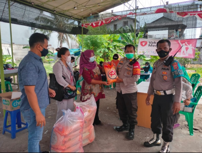Polri Peduli, Kapolsek Pademangan Pimpin Pembagian Beras ke Sejumlah Gerai Vaksin