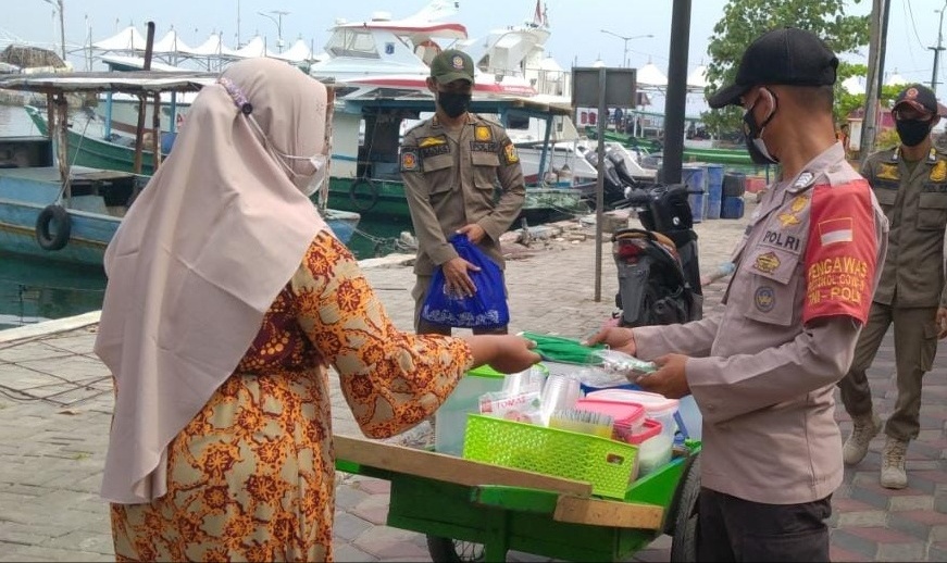 Bagikan 1.600 Maker, Polres Kep Seribu Terus Cegah Sebaran Covid-19