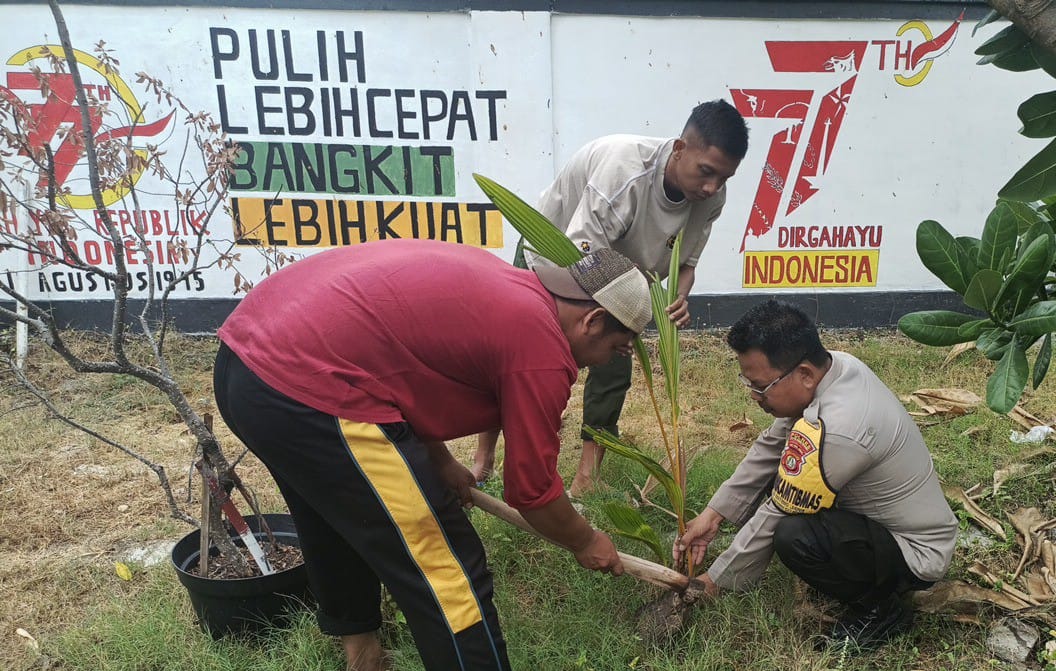 Polsek Kepulauan Seribu Selatan dan Pemda Bersatu Tanam Pohon untuk Bersihkan Udara