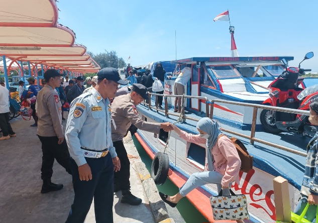 Pengamanan Dermaga Polsek Kepulauan Seribu Utara Giat Rutin Yang Humanis