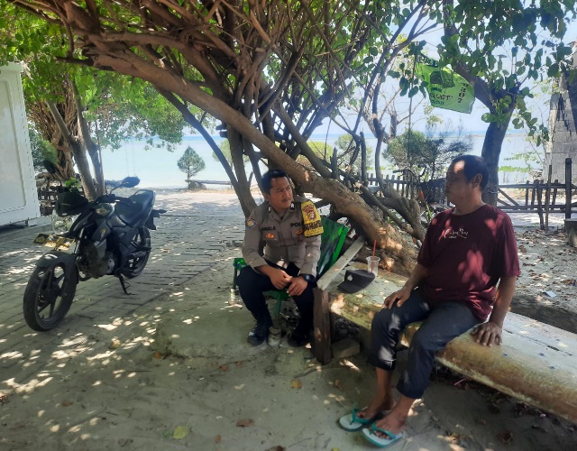 Bhabinkamtibmas Pulau Tidung Briptu Andika Fajar Sosialisasikan Bahaya Judi Online dalam Kunjungan ke Warga