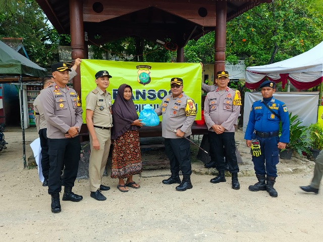 Kapolres Kepulauan Seribu Salurkan Bantuan Sembako untuk Warga Pulau Pari Terdampak Banjir Rob   
