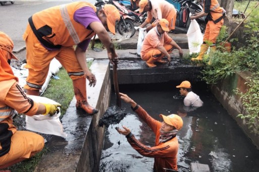 Lurah Marunda Kerahkan Puluhan PPSU Untuk Keruk Lumpur Saluran