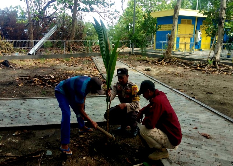 Polsek Kepulauan Seribu Utara Gencar dalam Penanaman Pohon untuk Menyelamatkan Kualitas Udara