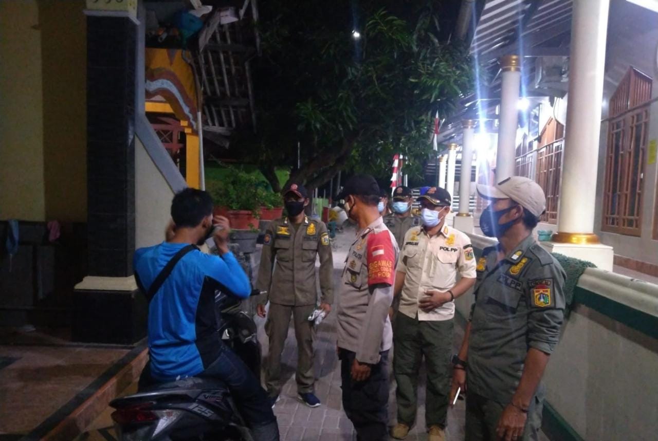 Terus Himbau dan Bagikan Masker, Polsek Kepulauan Seribu Utara Sambangi Warganya