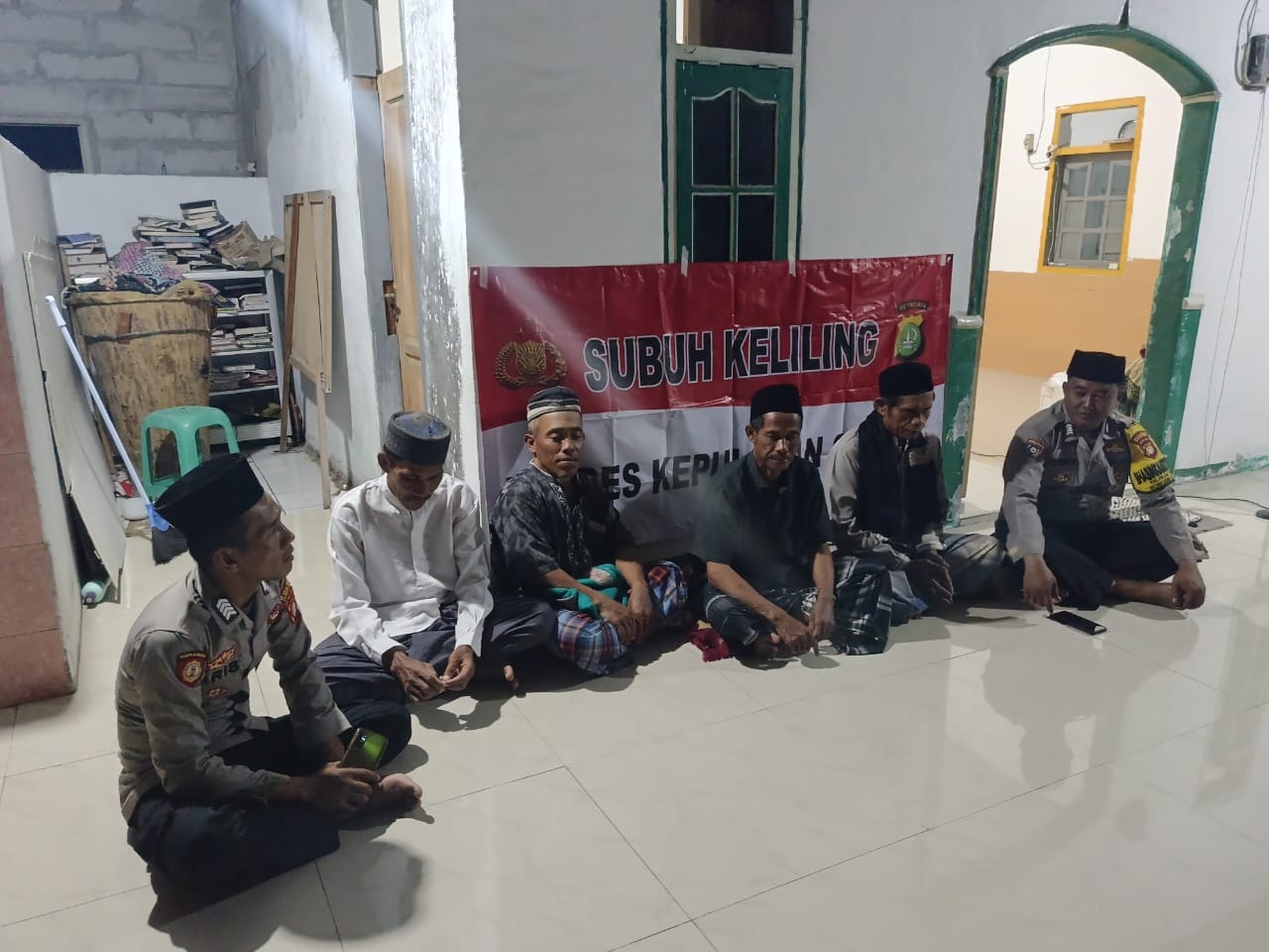 Bhabinkamtibmas Pulau Pari Giat Cooling System Sholat subuh keliling dan Sambang Warga di Mushollah Nurul Iman