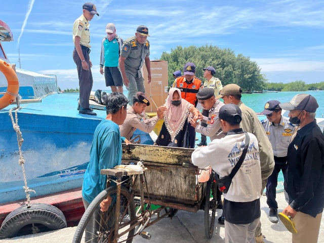 Polisi Baik Bantu Penumpang di Dermaga Pulau Panggang dan Pulau Pramuka, Berikan Himbauan Keselamatan Berlayar