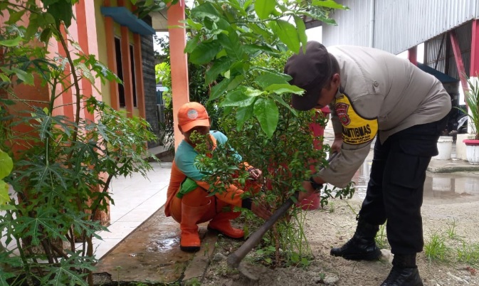 Polsek Kepulauan Seribu Utara Bersama Warga Tanam Pohon untuk Reduksi Polusi Udara