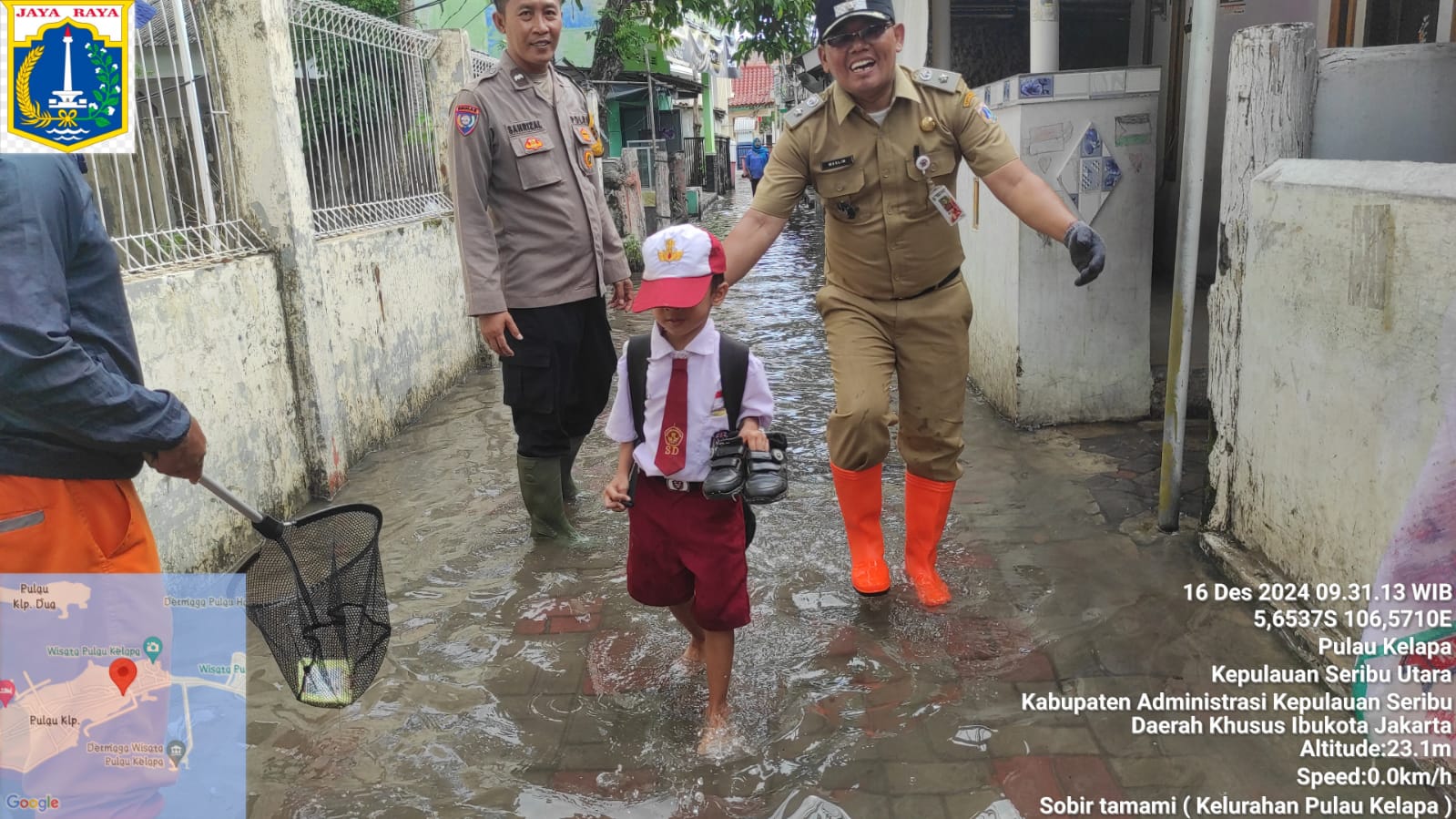 Bhabinkamtibmas Pulau Kelapa Bersama Lurah Pulau Kelapa Monitoring dan Bantu Warga Hadapi Banjir Rob