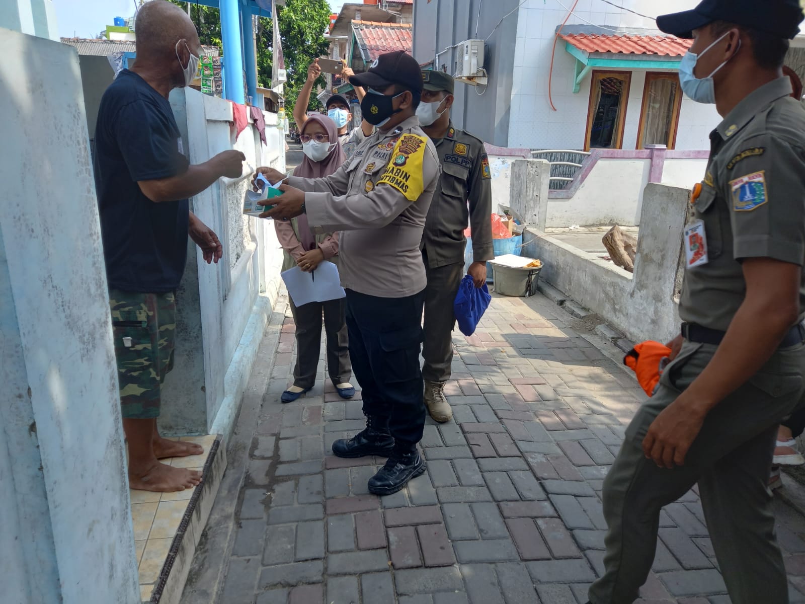 Polres Kep Seribu Terus Himbau ProKes dan Bagikan 1.400 Masker ke Warga Diruang Publik Dalam Upaya Cegah COVID-19