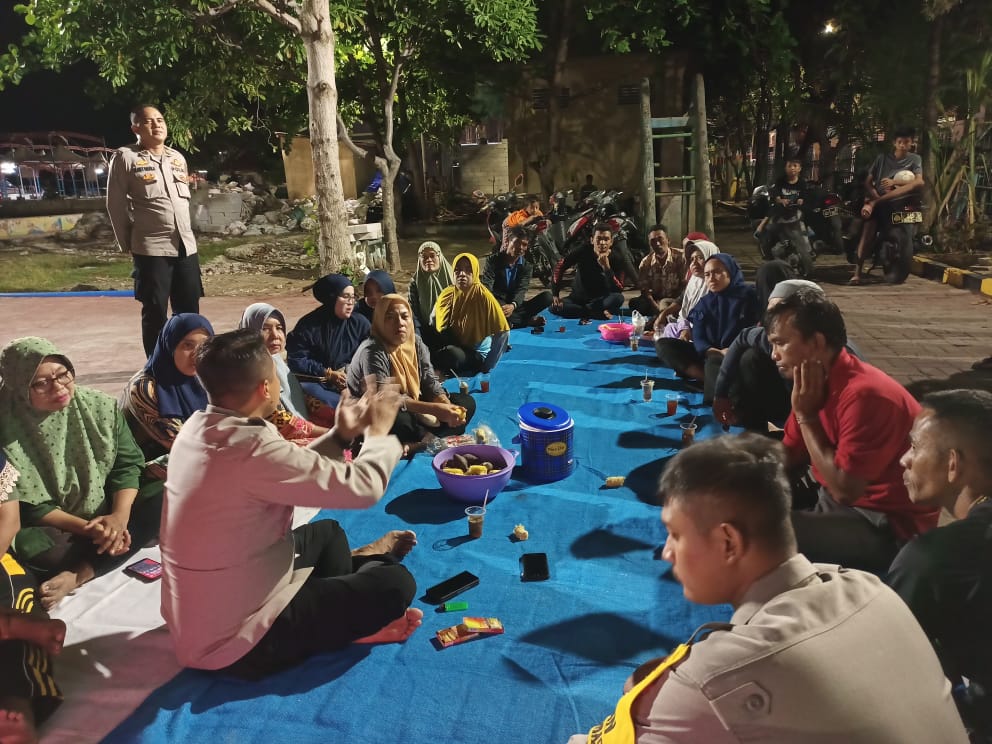 Polisi dan Warga Nobar Piala Dunia di Halaman Mako Polsek Kepulauan Seribu Utara