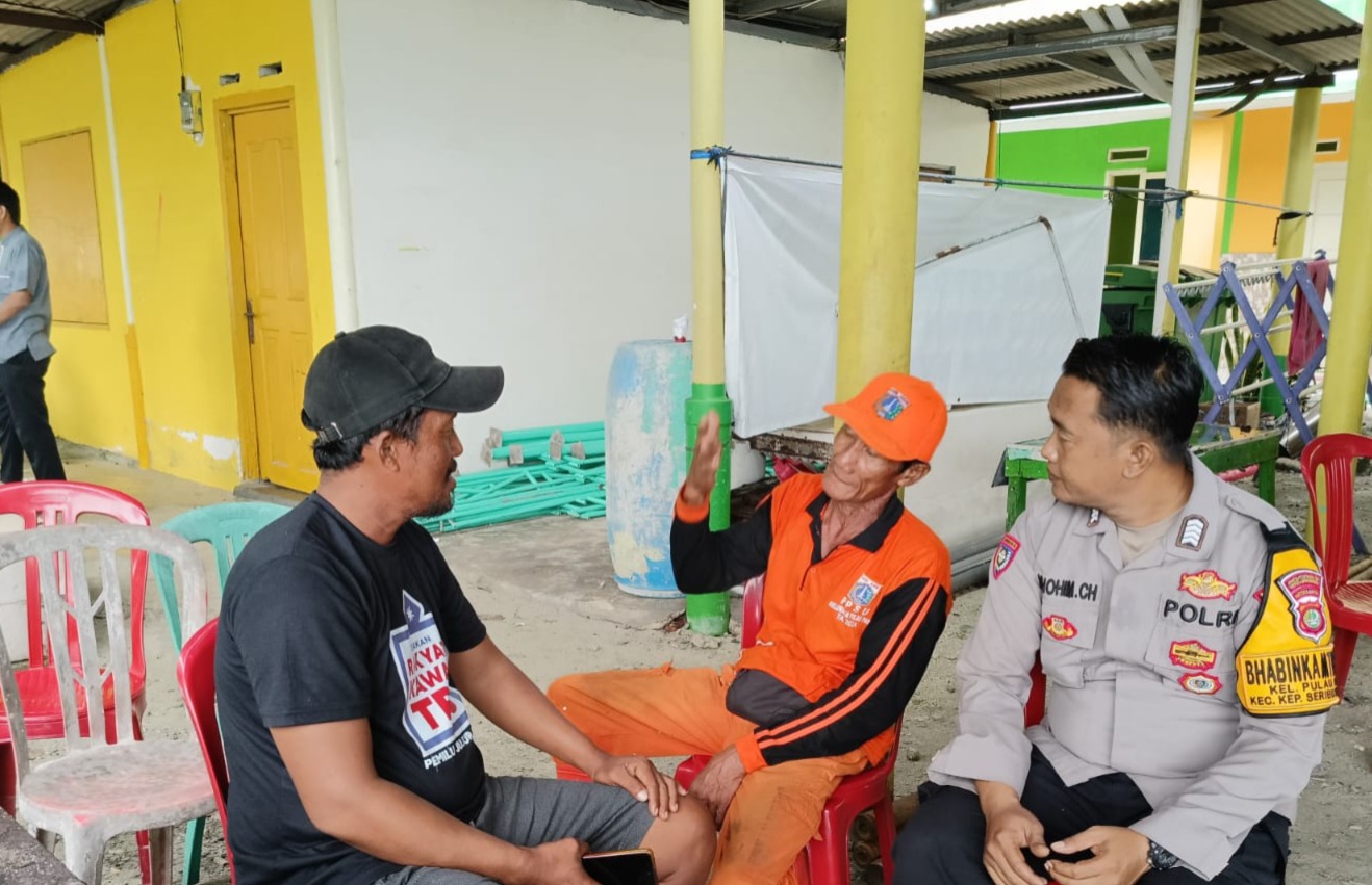 Polisi Baik: Bhabinkamtibmas Pulau Pari Sambangi Warga, Ingatkan Bahaya Judi Online