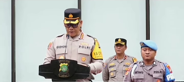 Kapolres Metro Jakarta Utara Pimpin Upacara Kenaikan Pangkat Pengabdian dan Pemberian Penghargaan Kepada Anggota Berprestasi
