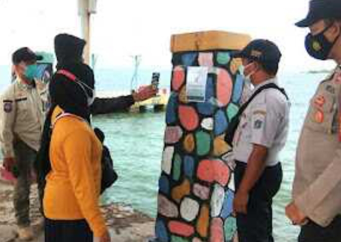 Polsek Kep Seribu Selatan Perketat Pengawasan ProKes dan Wajibkan 208 Penumpang Kapal Tiba di Pulau Untung Jawa Jalani Scan Barcode PeduliLindungi