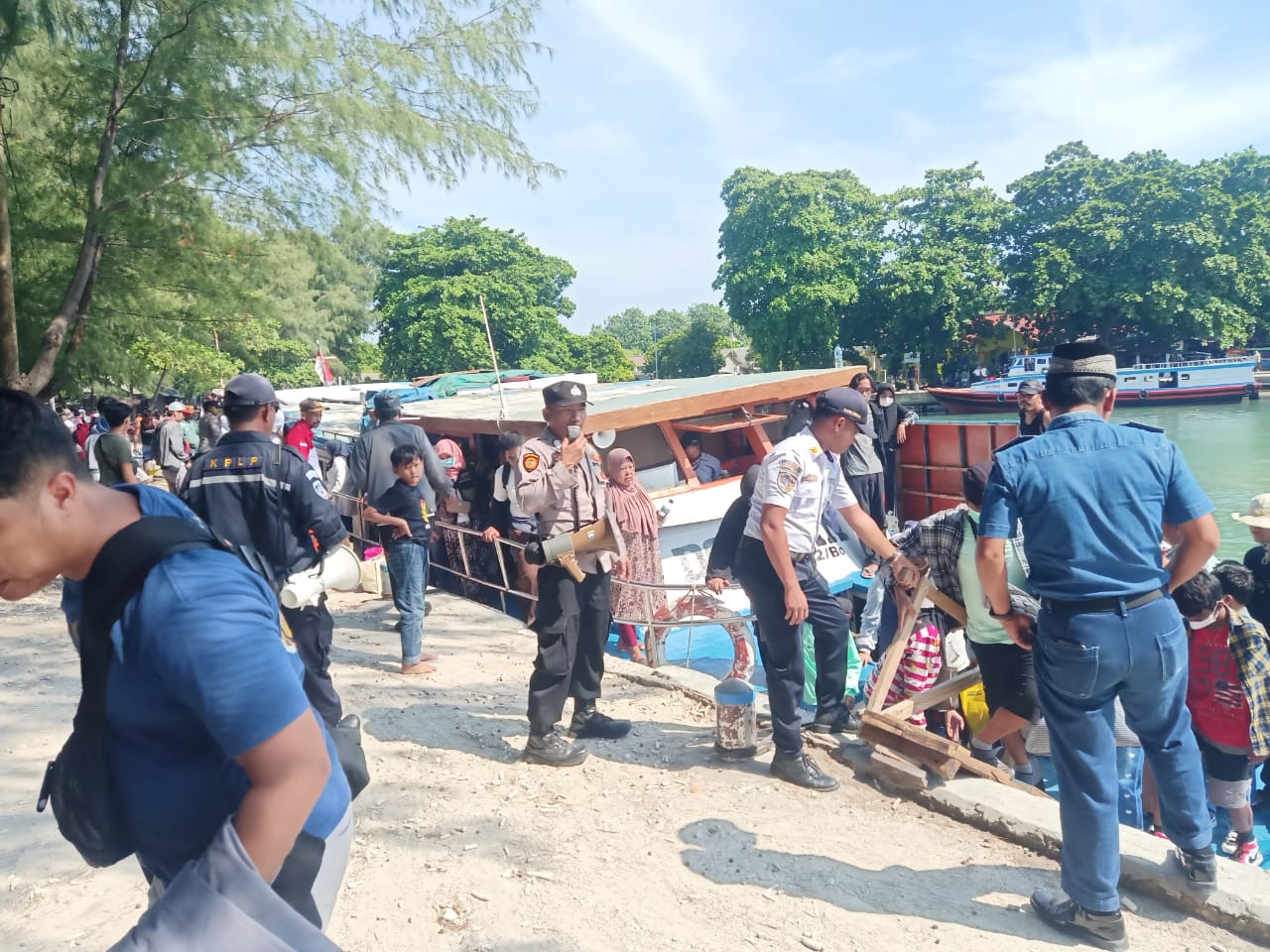Petugas Ops Ketupat Jaya 2023 Humanis Bantu Wisatawan