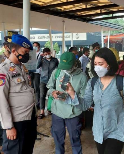 Polres Kep Seribu Terus Ketatkan ProKes dan Wajibkan 142 Penumpang Kapal ke Pulau Scan PeduliLindungi