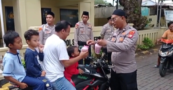 Polsek Kepulauan Seribu Utara Bagikan Berkah Ramadhan: Takjil Keliling di Pulau Kelapa