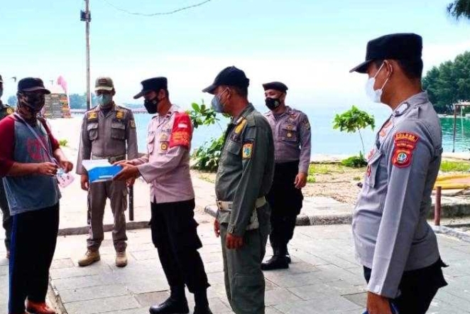 Terus Ajak Warga Taat ProKes, Polres Kep Seribu Sampaikan Himbauan dan Bagikan 1.100 Masker