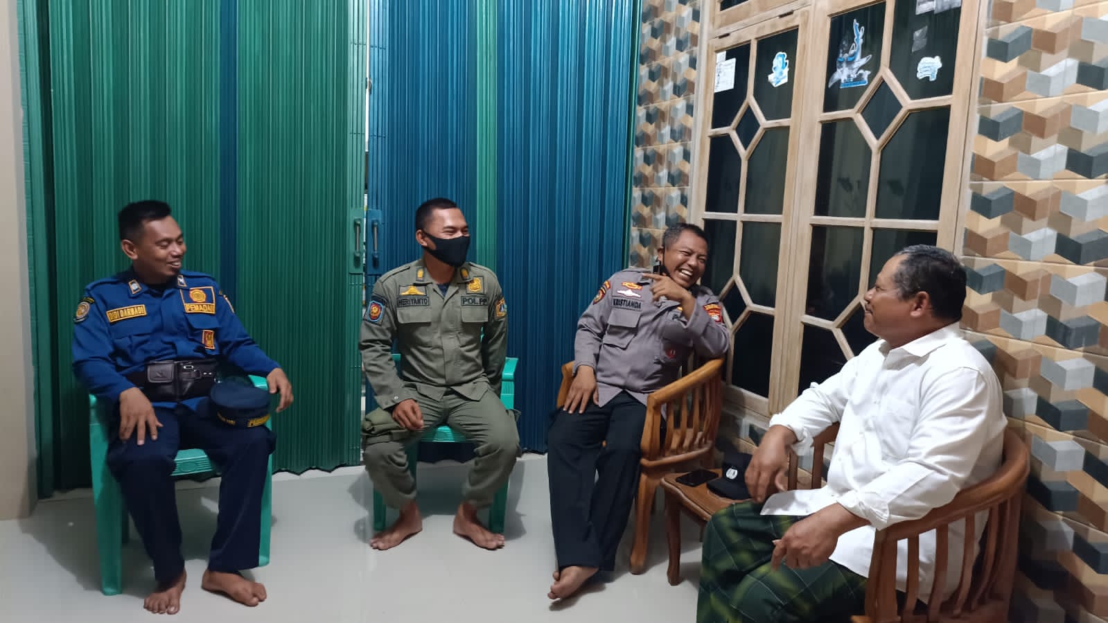 Sambang Malam, Kapolsubsektor Pulau Pari Ajak Toda Perkuat Soliditas Seluruh Lapisan Masyarakat