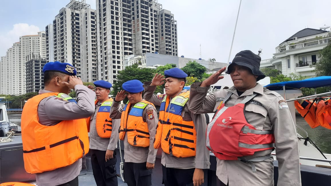 Sambangi Nelayan, Polair Polres Kepulauan Seribu Himbau Keselamatan Berlayar