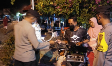 Saat Patroli Malam Hari, Polsek Kep Seribu Utara Himbau ProKes dan Bagikan Masker