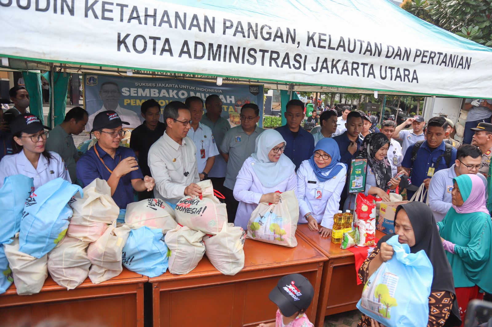 Masyarakat Nelayan Cilincing Serbu Paket Sembako Murah