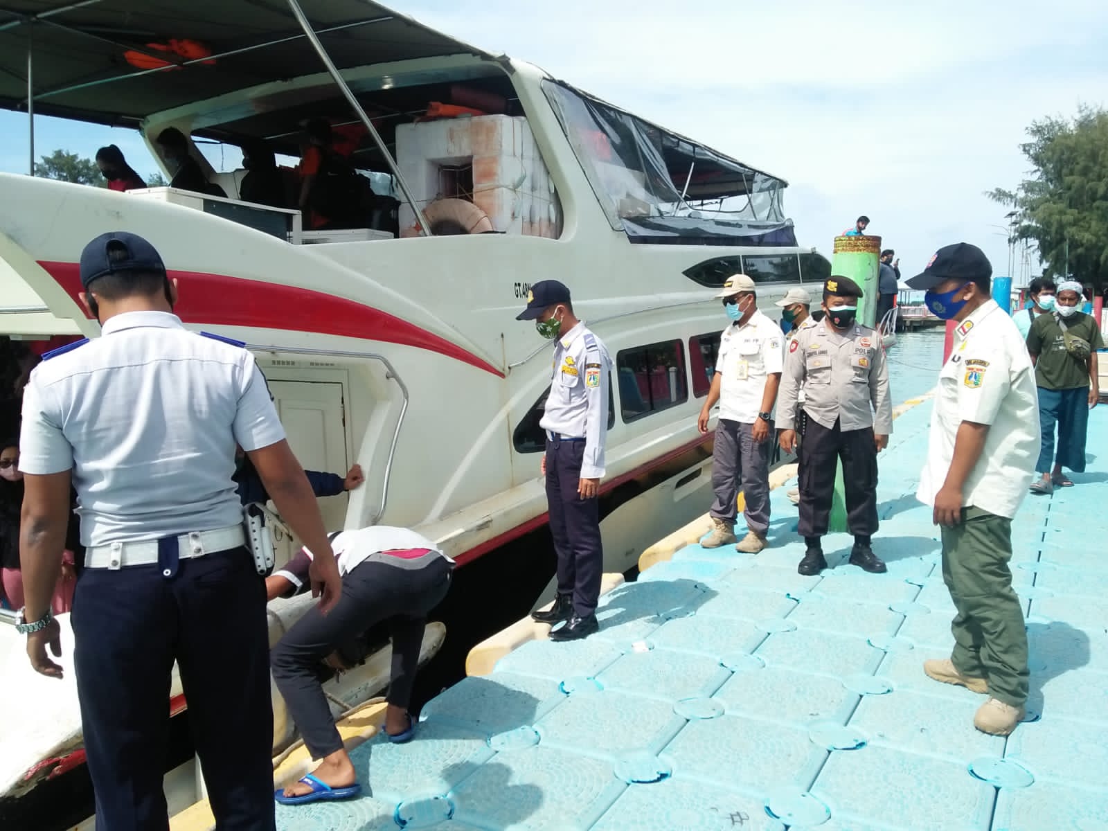 Liburan Akhir Pekan, Polsek Kep Seribu Selatan Tempatkan Personel di 4 Dermaga Kedatangan Pulau Pemukiman