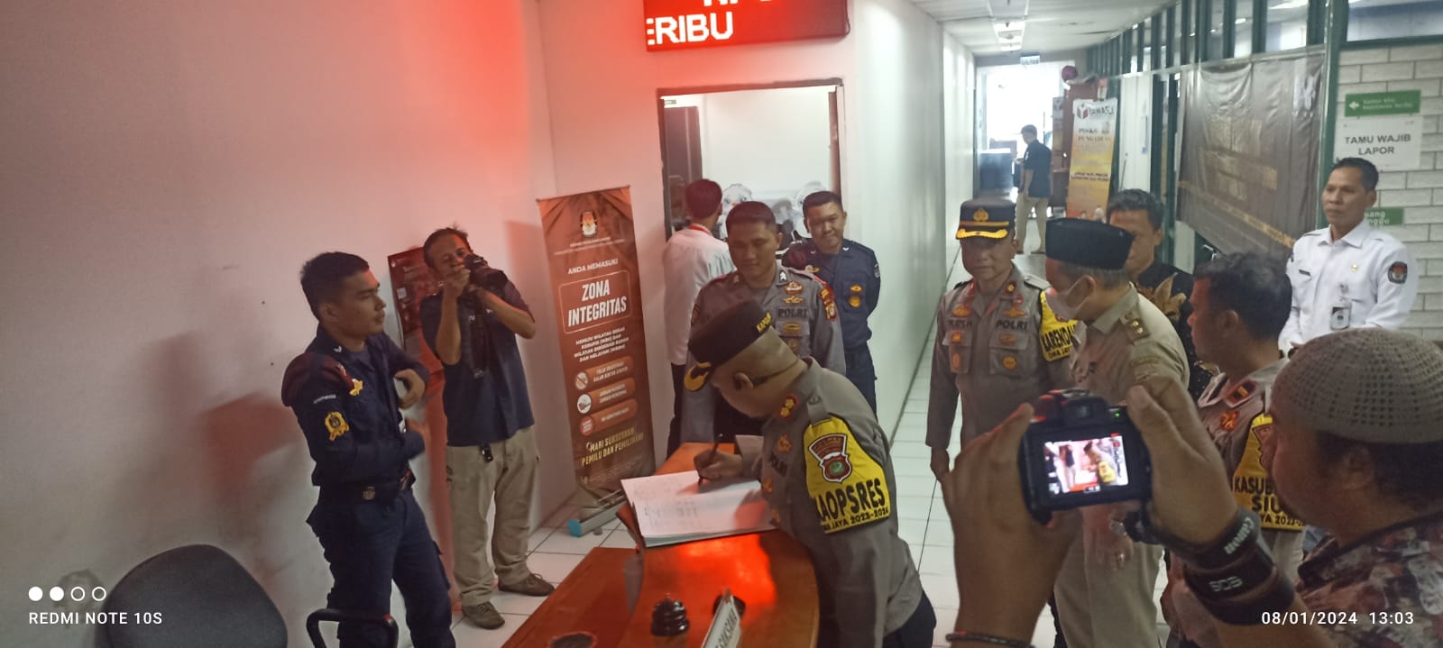 Kapolres Kepulauan Seribu dan Pejabat Utama Polres Monitoring Sortir Lipat Surat Suara Pemilu 2024 di Kantor KPU