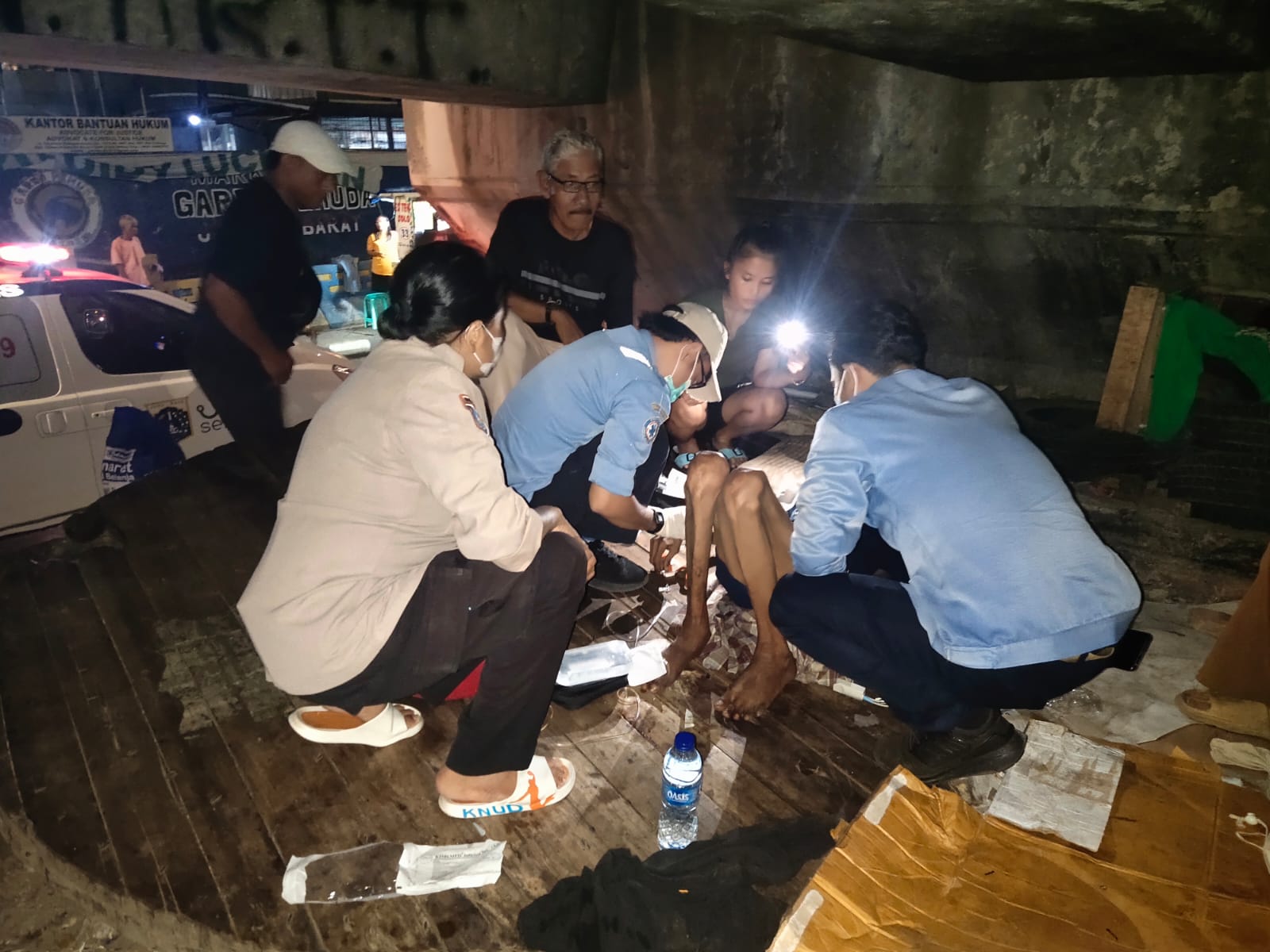 Tanggap Aduan Warga, Polsek Tambora dan P3S Evakuasi Pria Sakit di bawah Flyover Angke